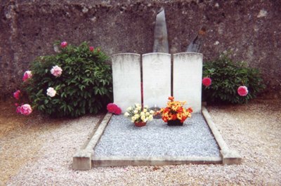 Oorlogsgraven van het Gemenebest Genouilly