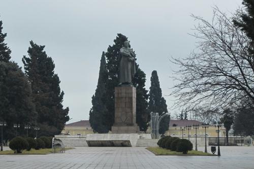 Standbeeld Hazi Aslanov
