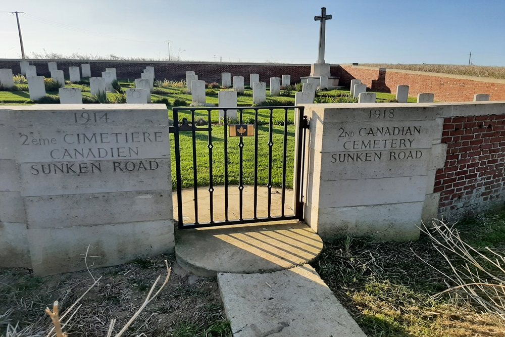 Commonwealth War Cemetery Sunken Road (2nd Canadian)