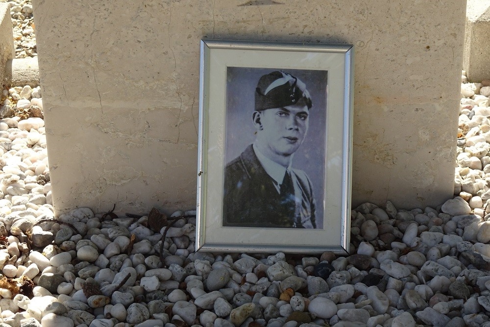 Commonwealth War Grave Old Cemetery Brielle #3