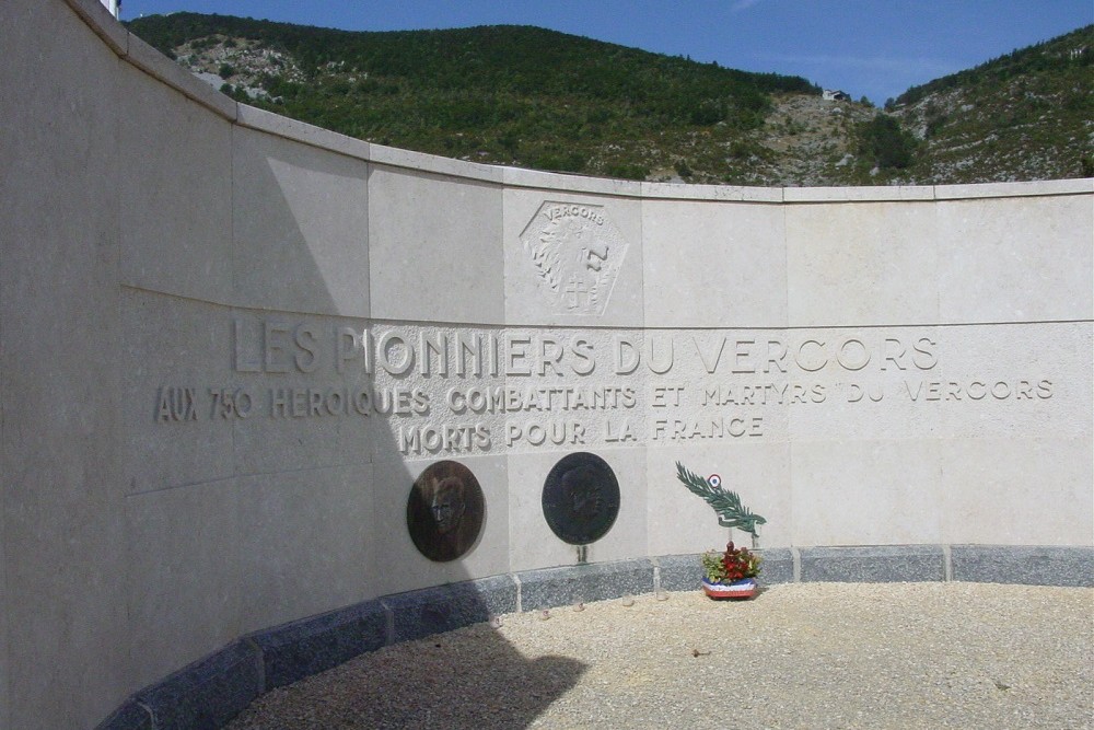 Monument Verzetsstrijders Begraafplaats Vassieux-en-Vercors