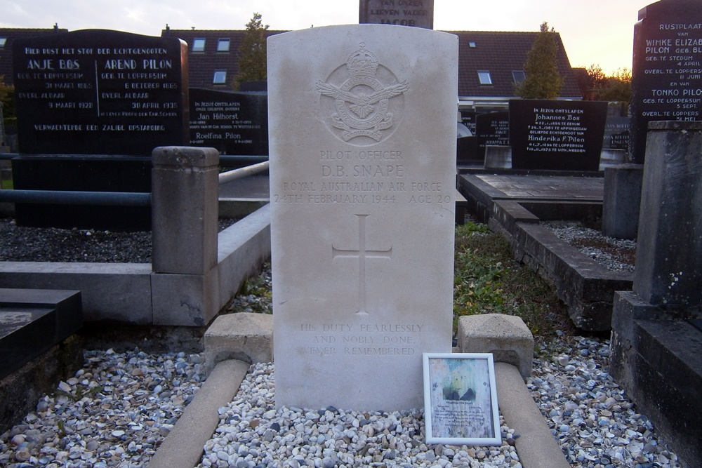 Commonwealth War Grave Municipal Cemetery Loppersum