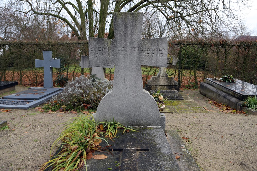 Nederlands Oorlogsgraf Rooms Katholieke Begraafplaats St Willibrordus Waalre