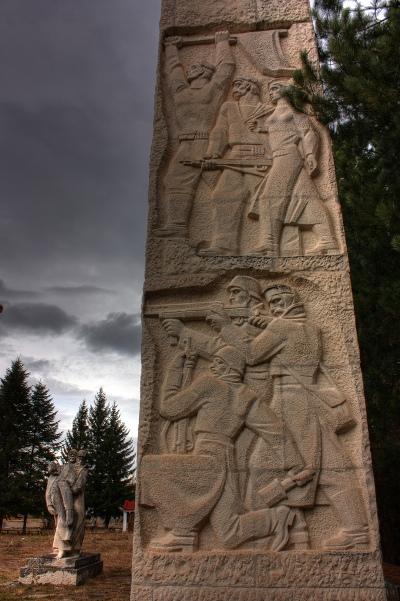 Monument Partizanen Dolna Dikanya