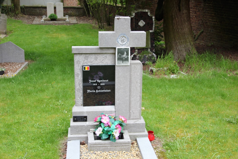 Belgian Graves Veterans Sint-Lievens-Esse Churchyard