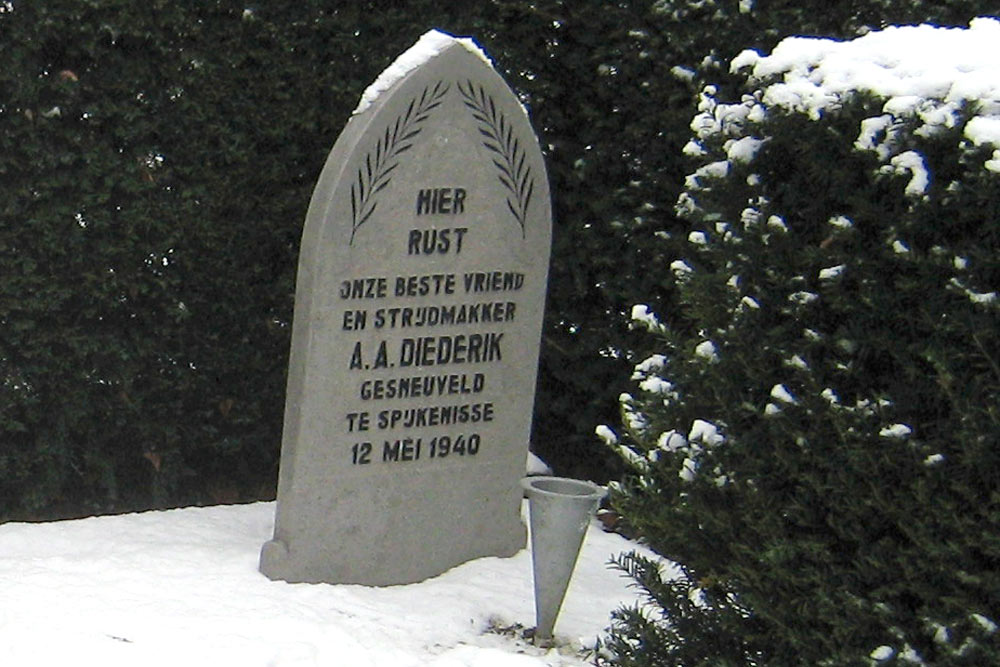 Nederlandse Oorlogsgraven Gemeentelijke Begraafplaats Spijkenisse