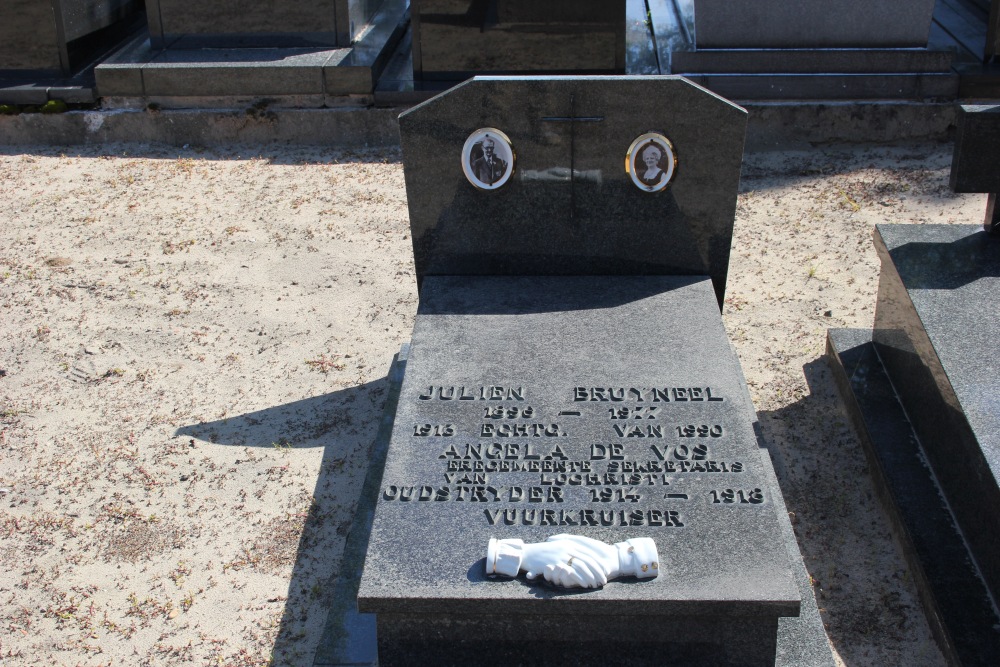 Belgian Graves Veterans Lochristi New Cemetery
