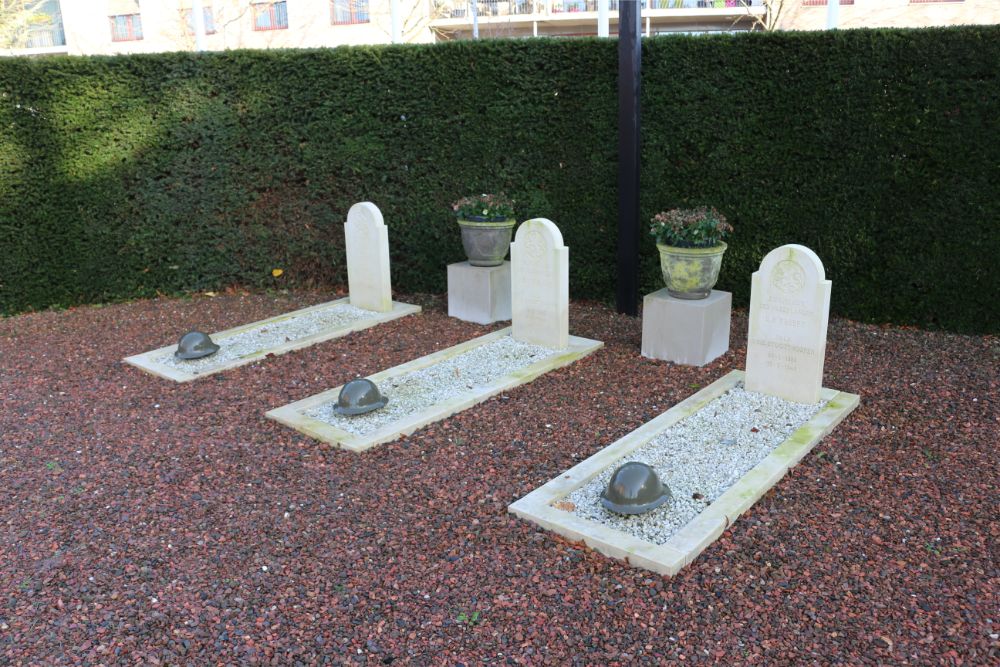Dutch War Graves Honor Churchyard Beneden-Leeuwen