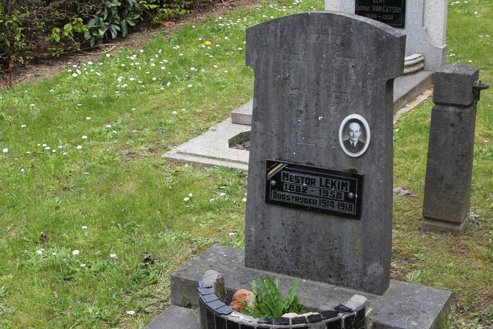 Belgian Graves Veterans Vollezele Churchyard