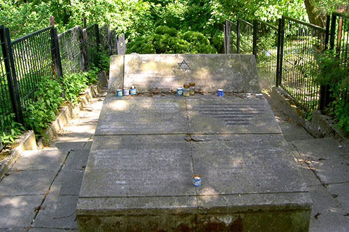 Execution Memorial 1942