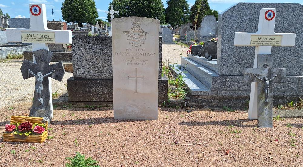 Commonwealth War Grave Château-Renault #2