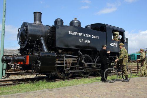 American Loc 4389 locomotive & freight cars type 'Warflat'