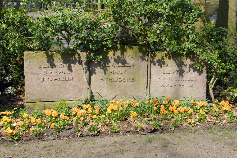 Nederlandse Oorlogsgraven Gemeentelijke Begraafplaats Hellendoorn