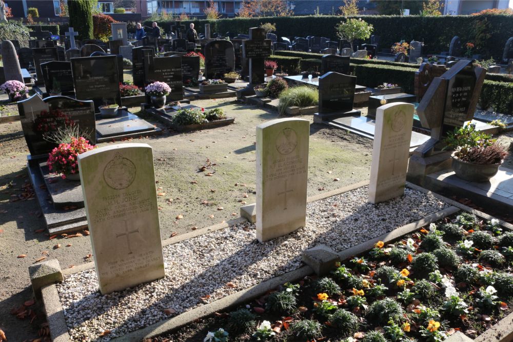 Commonwealth War Graves Roman Catholic Churchyard Udenhout