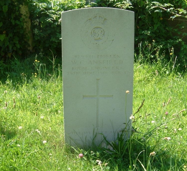 Commonwealth War Grave St. Andrew Churchyard
