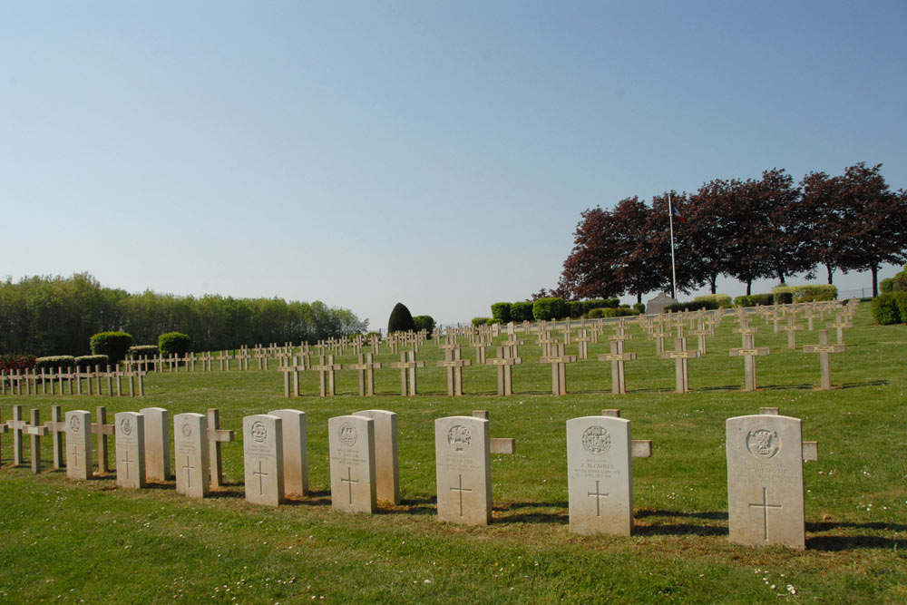 Commonwealth War Graves Noyers-pont-Maugis - Noyers-pont-Maugis ...