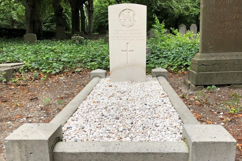 Commonwealth War Grave 's-Hertogenbosch (Orthen)
