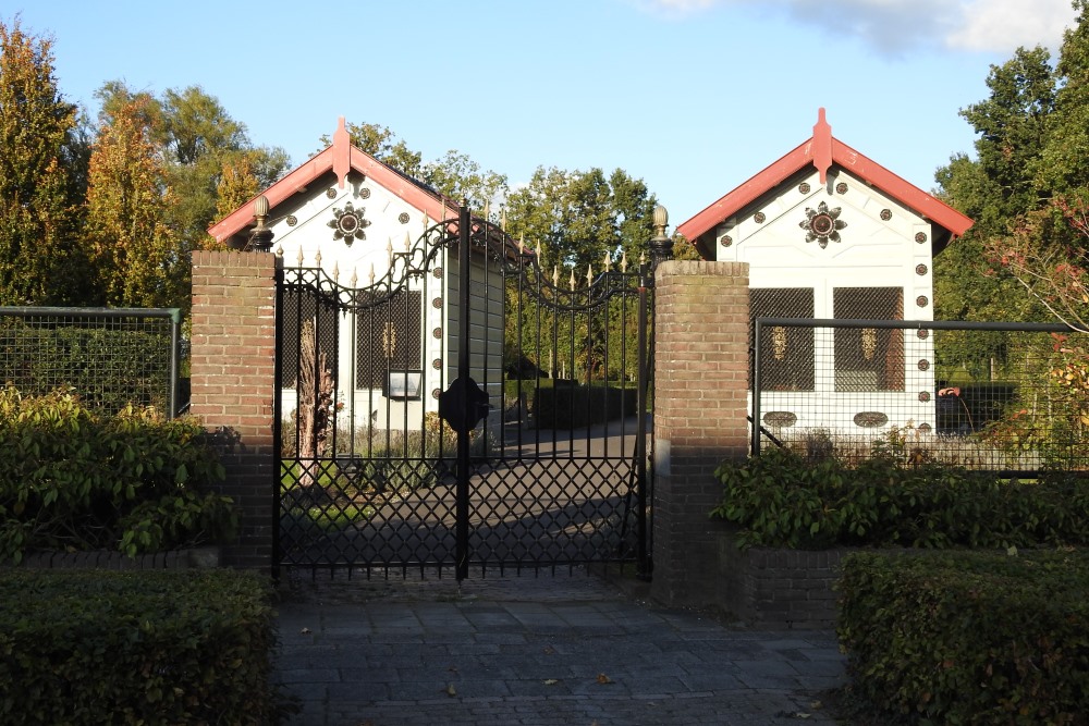 Nederlandse Oorlogsgraven Gemeentelijke Begraafplaats Woudrichem