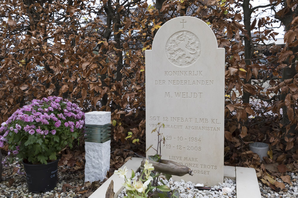 Dutch War Grave Puiflijk Roman Catholic Cemetery