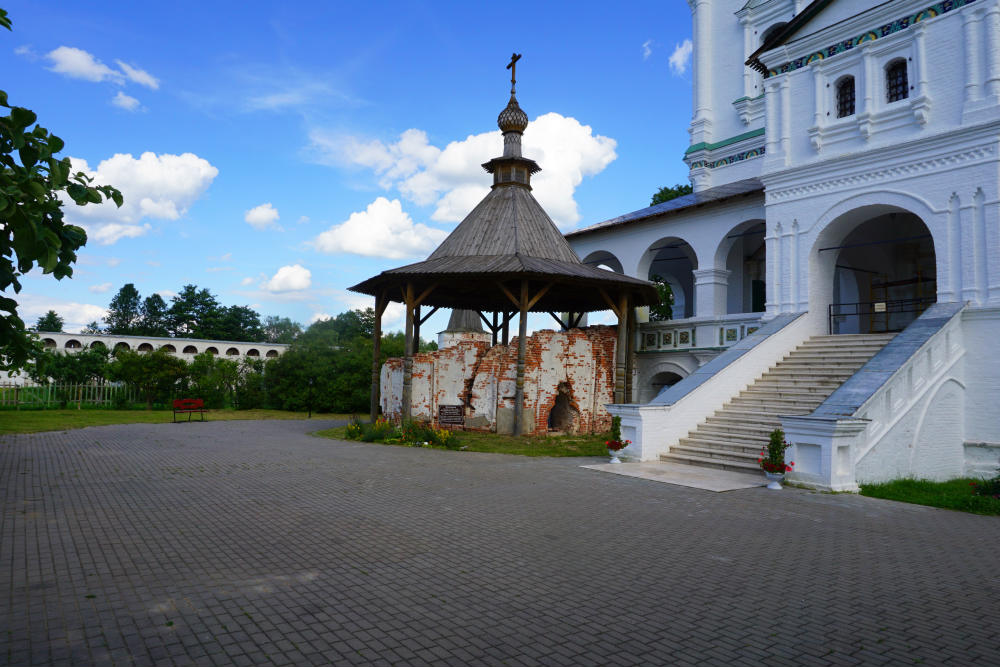 Klokketoren Runes Joseph-Volokolamsk monastery