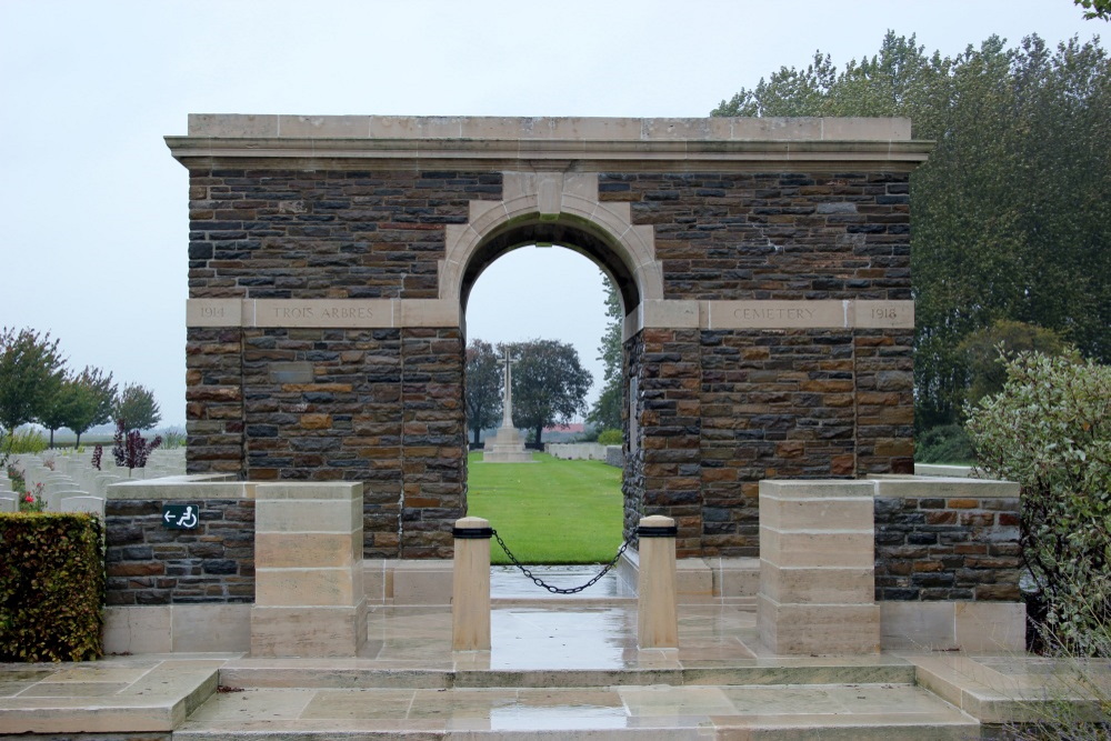 Commonwealth War Cemetery Trois Arbres