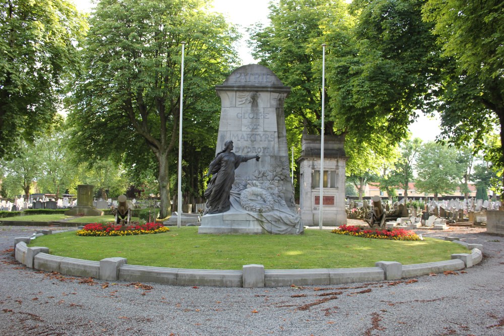 Oorlogsmonument en Belgische Oorlogsgraven Begraafplaats Rhees Herstal