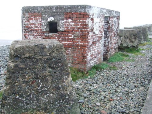 Pillbox FW3/24 and Tank Barrier Fairbourne