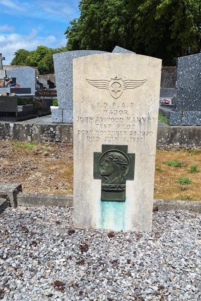 Commonwealth War Graves Chateaudun #2