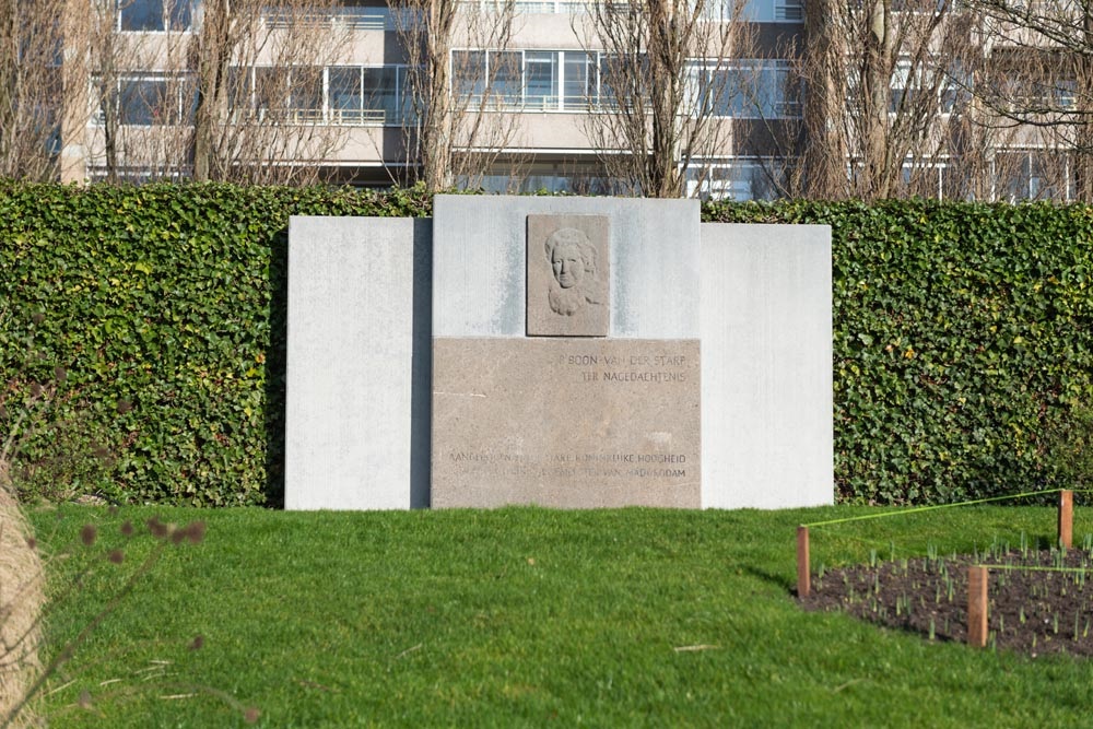 Monument Bep Boon-van der Starp in Madurodam Den Haag