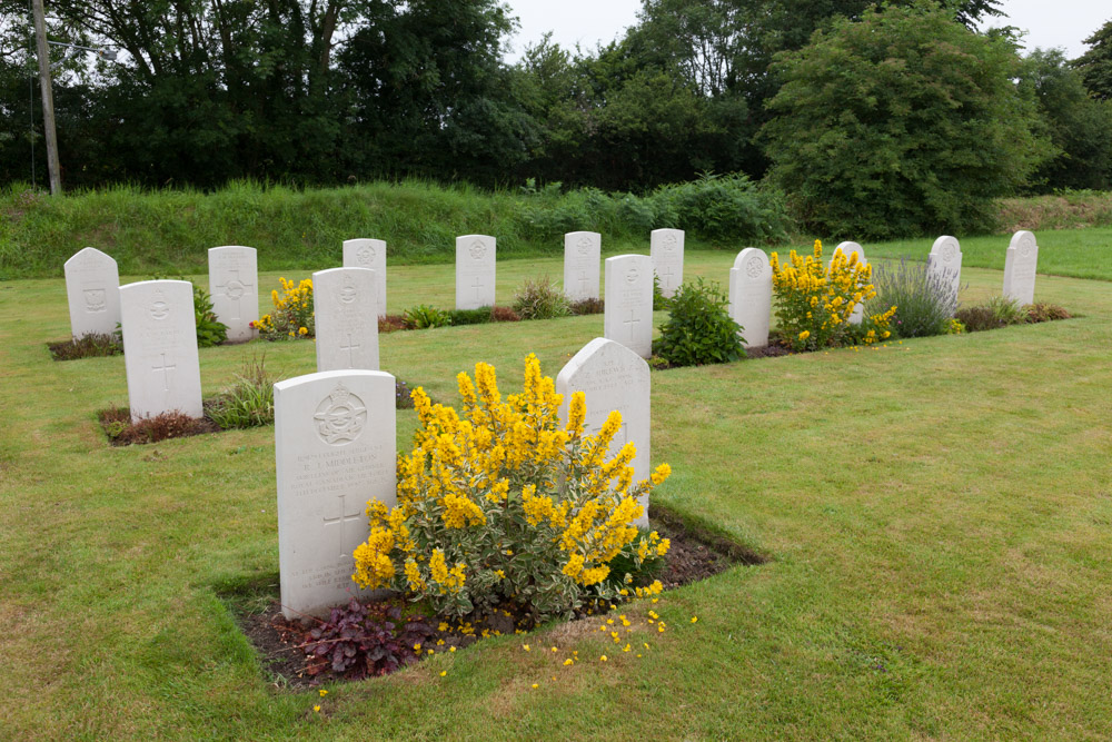 Commonwealth War Graves Carew Saint Mary New Churchyard