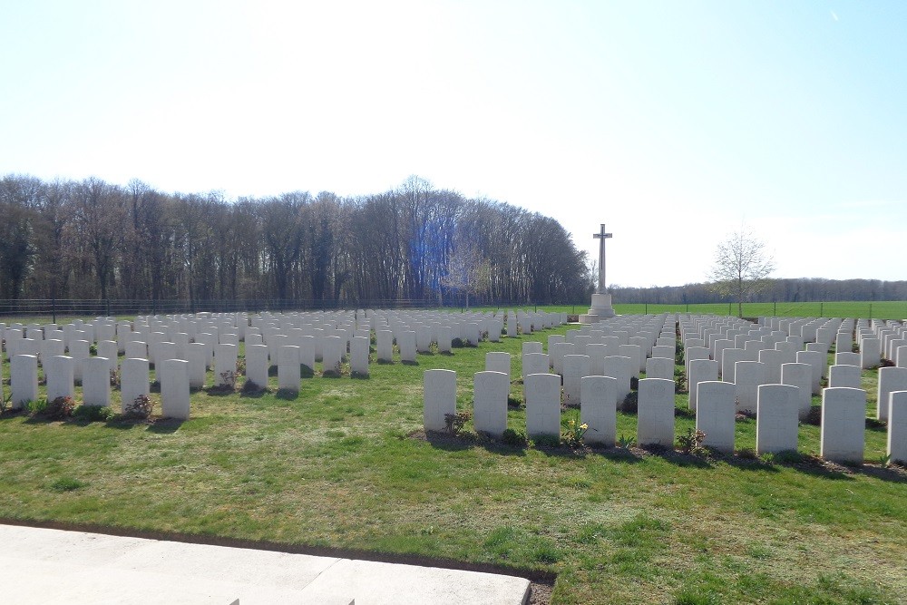 Commonwealth War Cemetery La Ville-aux-Bois
