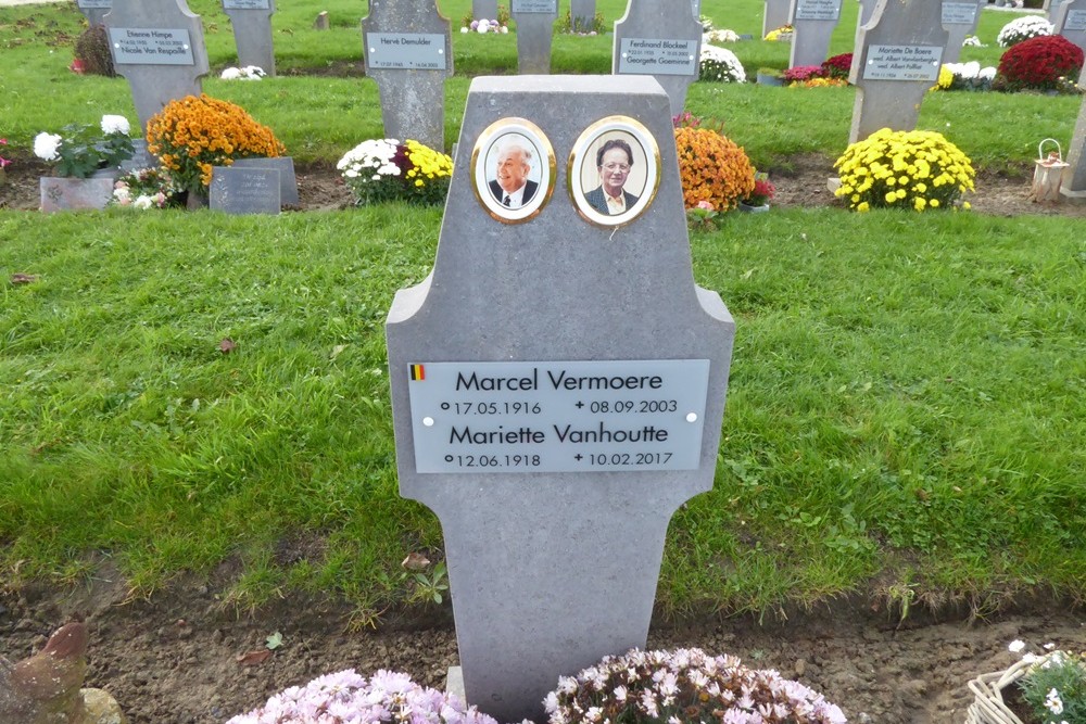 Belgian Graves Veterans Desselgem Schoendalestraat #4