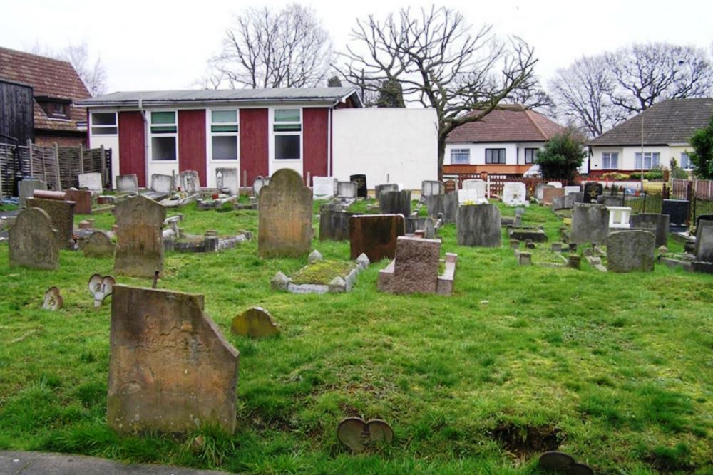Commonwealth War Grave Daws Heath Evangelical Churchyard