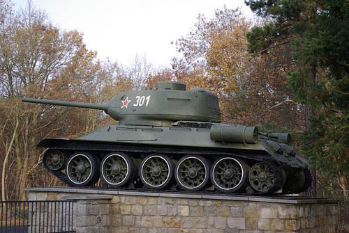 T-34/85 Tanks Sovjet Oorlogsbegraafplaats Baruth