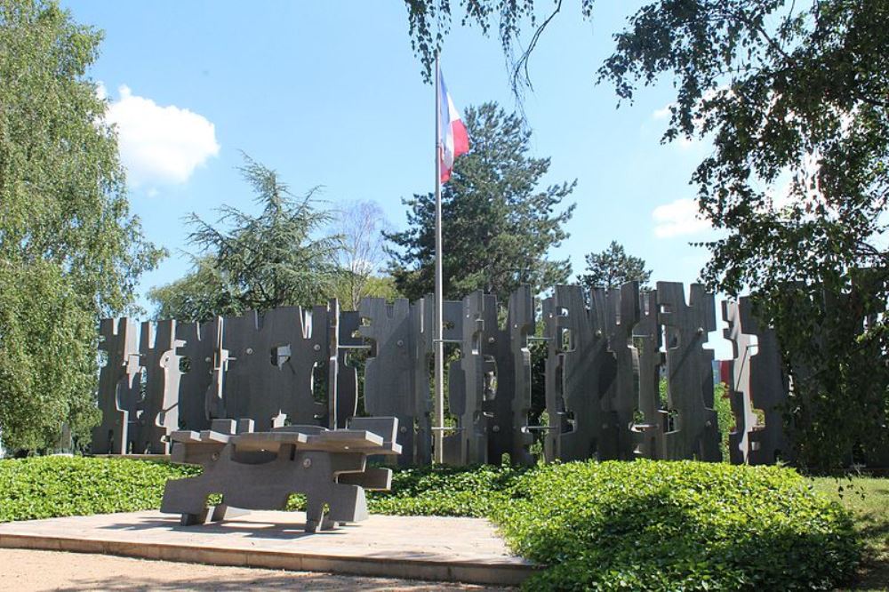 Monument Omgekomen Verzetsstrijders en Gedeporteerden Mcon