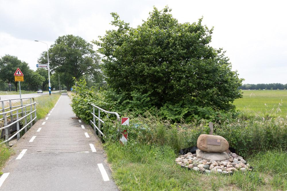 Monument Omgekomen Verzetsstrijders Usselo #3