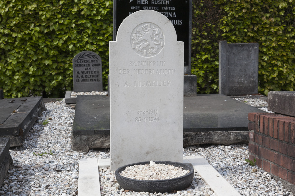 Dutch War Graves Generalal Cemetery Vriezenveen