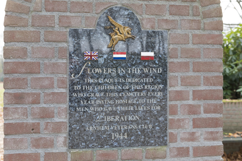 Gedenktekens Oorlogsbegraafplaats van het Gemenebest Arnhem Oosterbeek