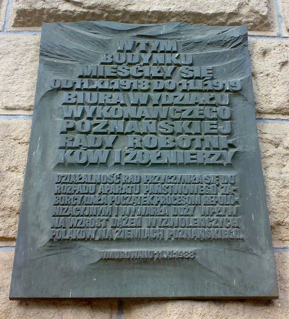 Gedenktekens Collegium Maius Poznan (buiten)