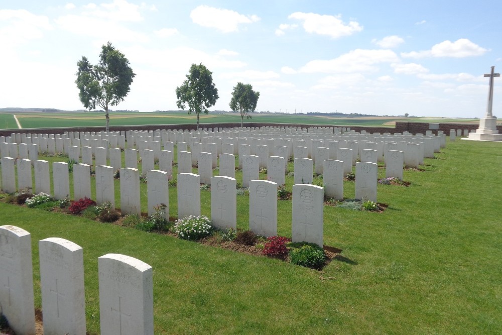 Commonwealth War Cemetery Villers Hill