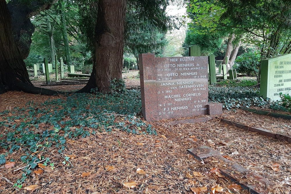 Nederlandse Oorlogsgraven Gemeentelijke Begraafplaats Hilversum #2