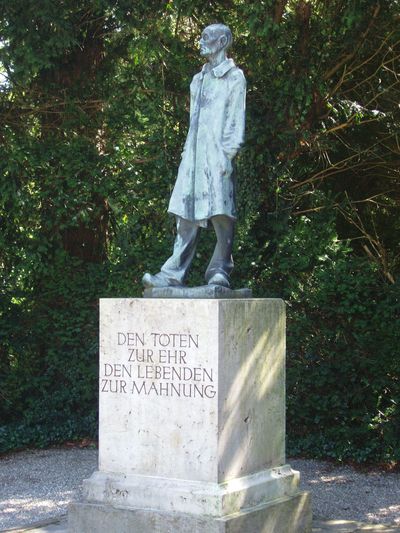 Statue of the Unknown Prisoner - Dachau - TracesOfWar.com