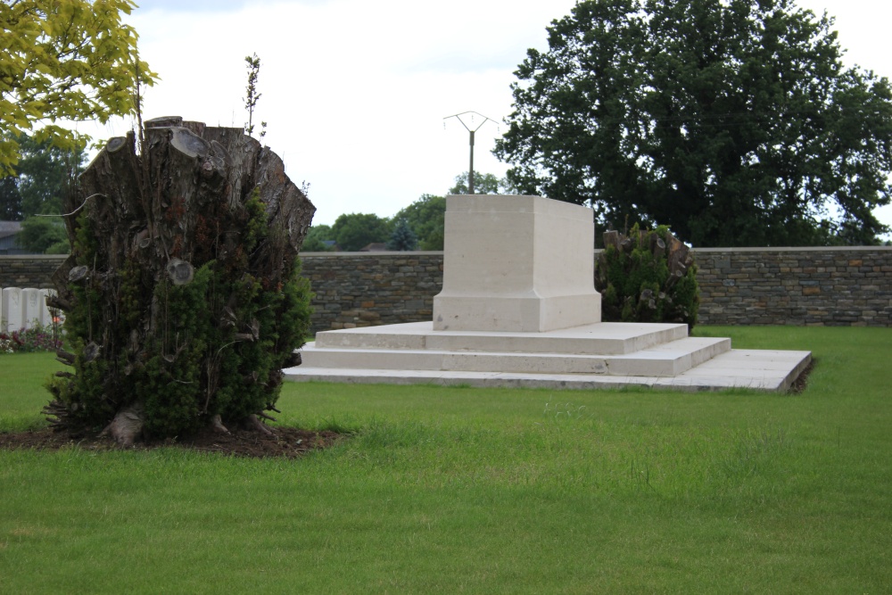 Commonwealth War Cemetery Douchy-ls-Ayette #4