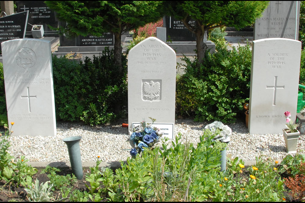 Commonwealth War Graves Roman Catholic Churchyard Veghel