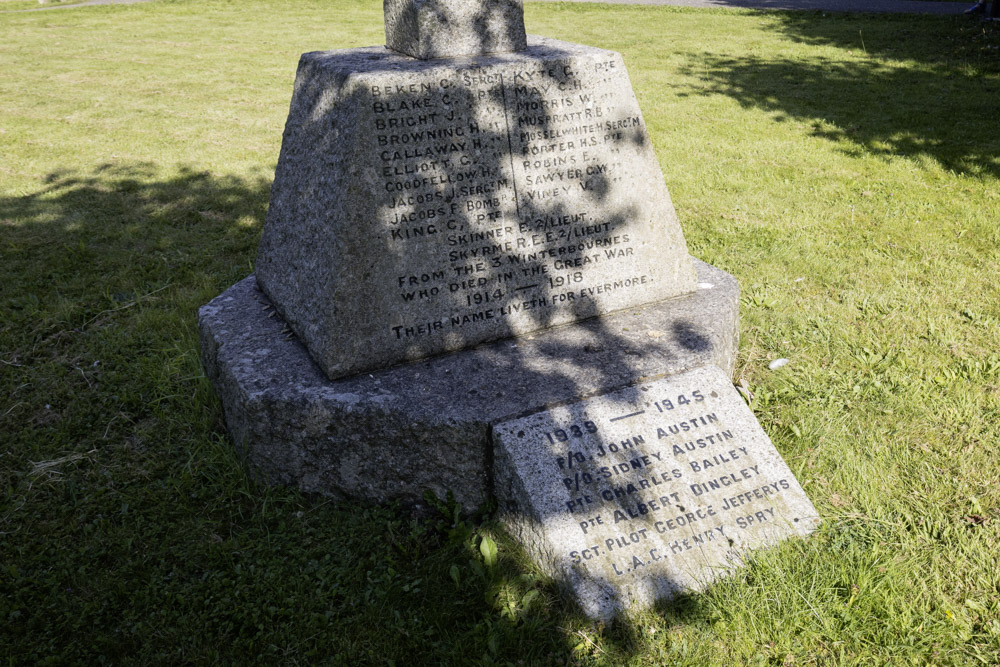 Oorlogsmonument Winterbourne Earls #2