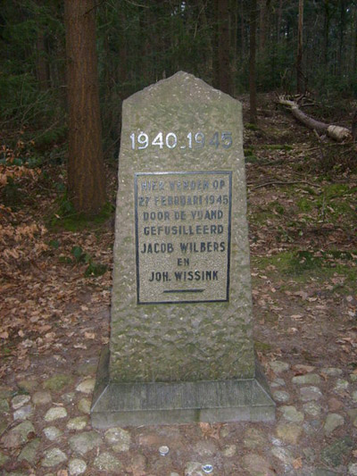 Monument in het bos Elfbergen