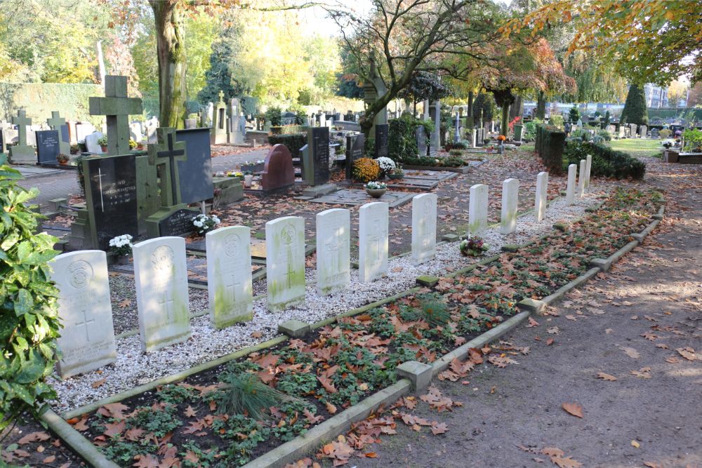 Commonwealth War Graves Roman Catholic Churchyard Oisterwijk