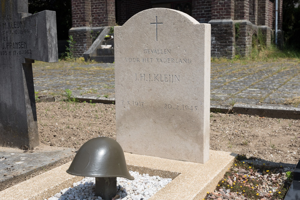 Nederlands Oorlogsgraf R.K. Begraafplaats St. Maria ten Hemelopneming Beugen