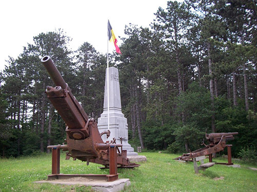 War Memorial Viroinval & German Guns