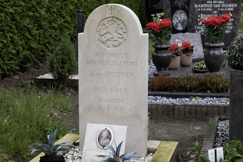 Nederlandse Oorlogsgraven Rooms Katholieke Begraafplaats Zuylen Breda #3